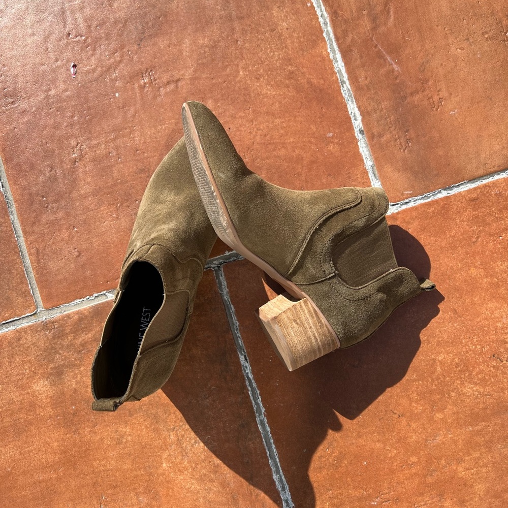 Nine West Wyllis Suede Block Heel Booties Size 7.5